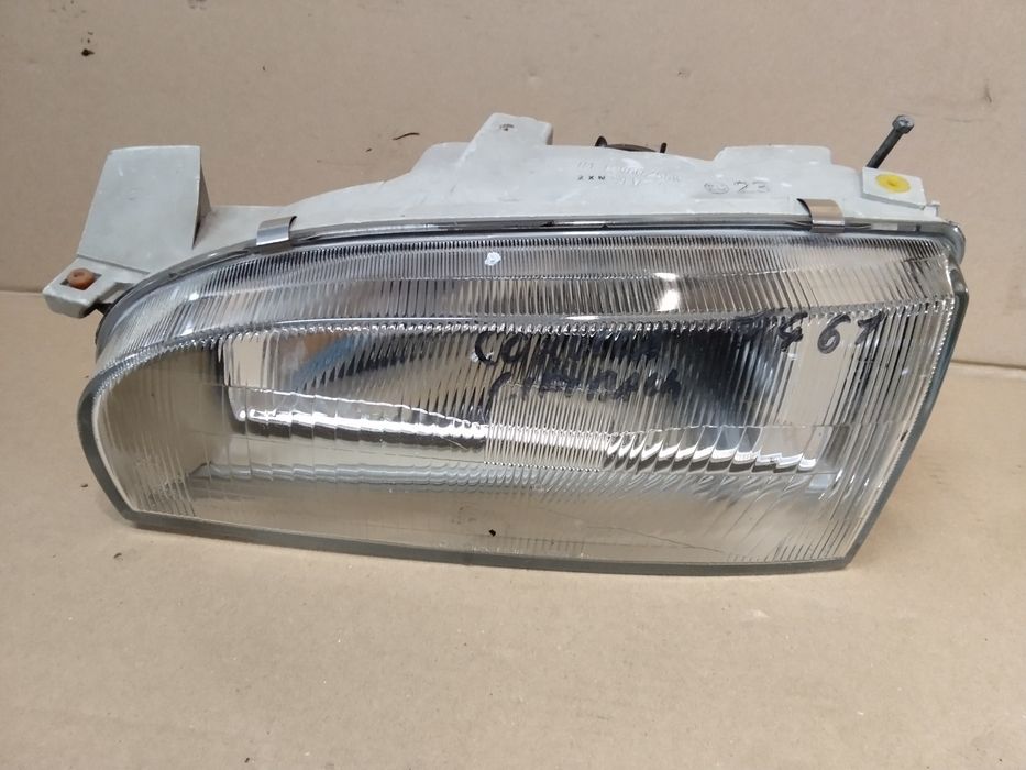 Lampa przednia lewa Toyota Corolla E10 liftback Europa przód