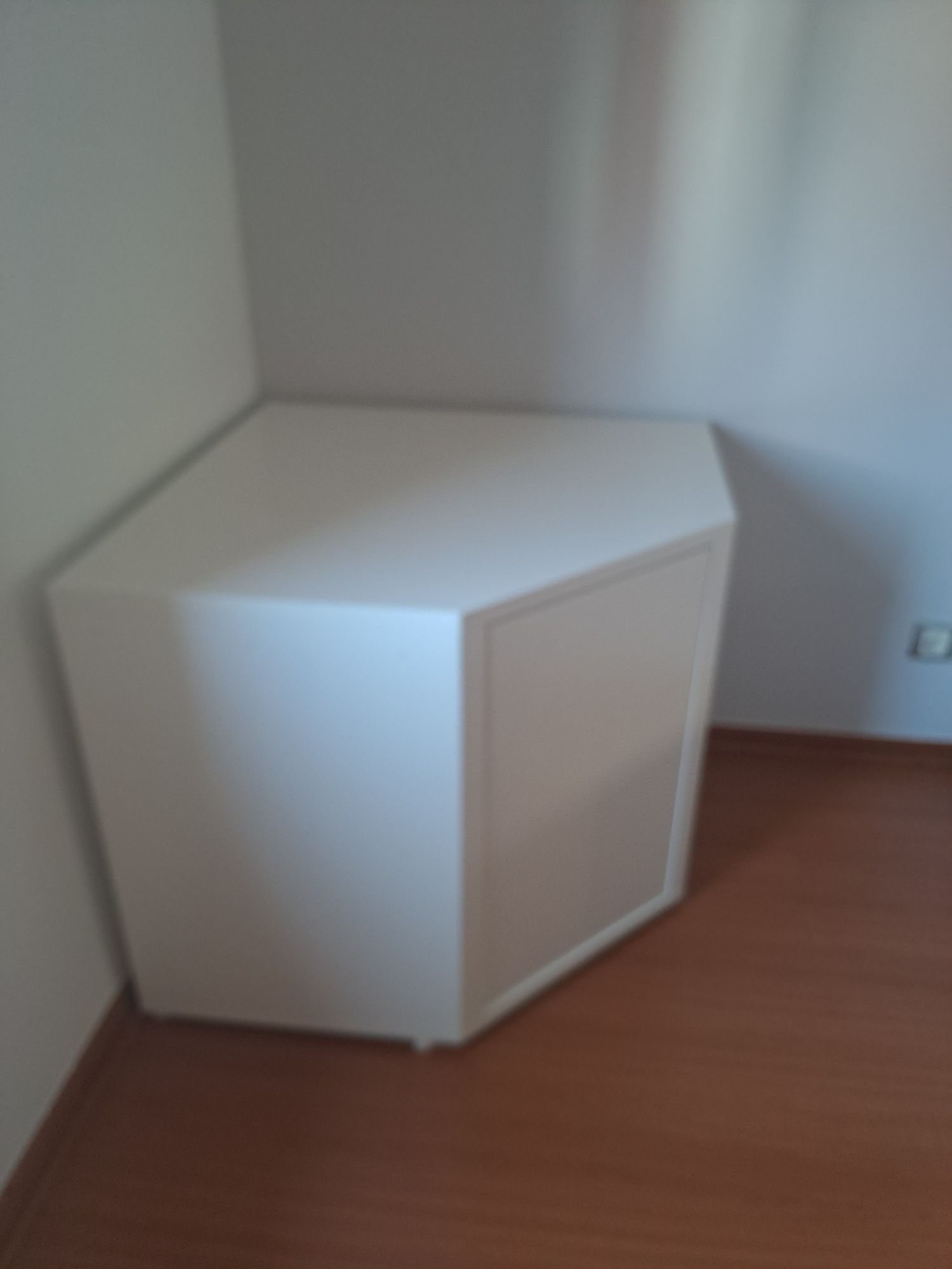 Mesa ( secretaria )e móvel de canto
