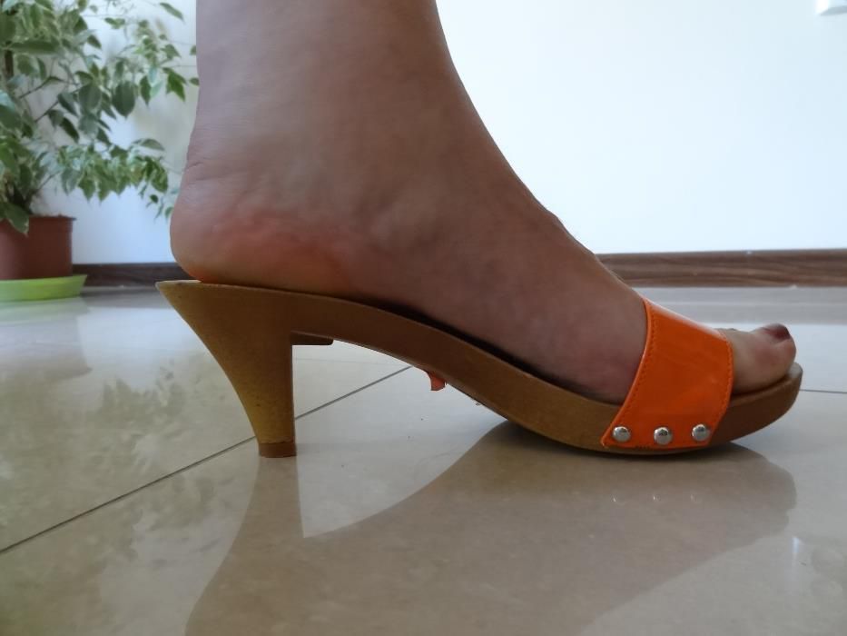 NOWE Drewniaki ze skórzanym paskiem Roz. 39