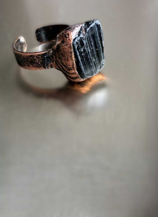 Czarny turmalin pierścionek regulowany – w miedzianej oprawie