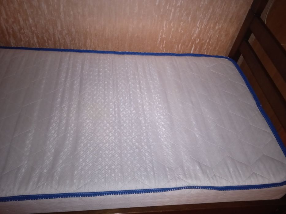 Двоповерхове ліжко з двома матрацами