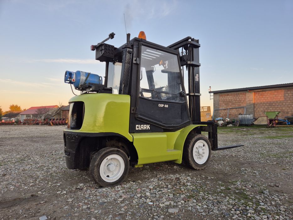 Wózek widłowy Clark na gaz LPG