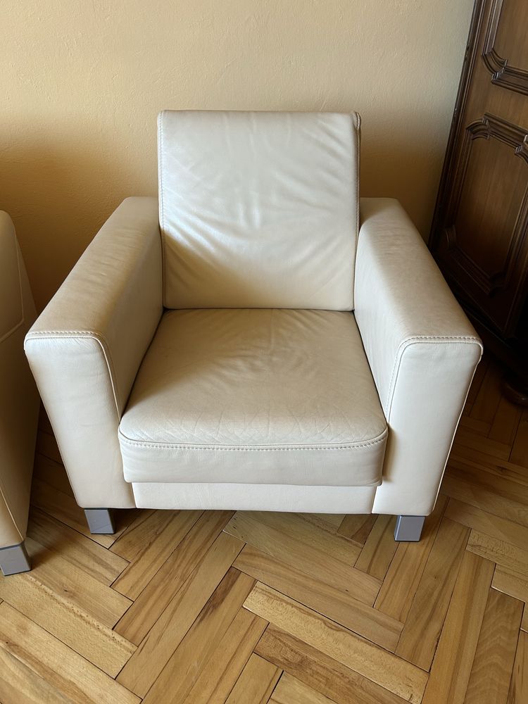Skorzany wypoczynek Kler i drewniana komoda i stolit