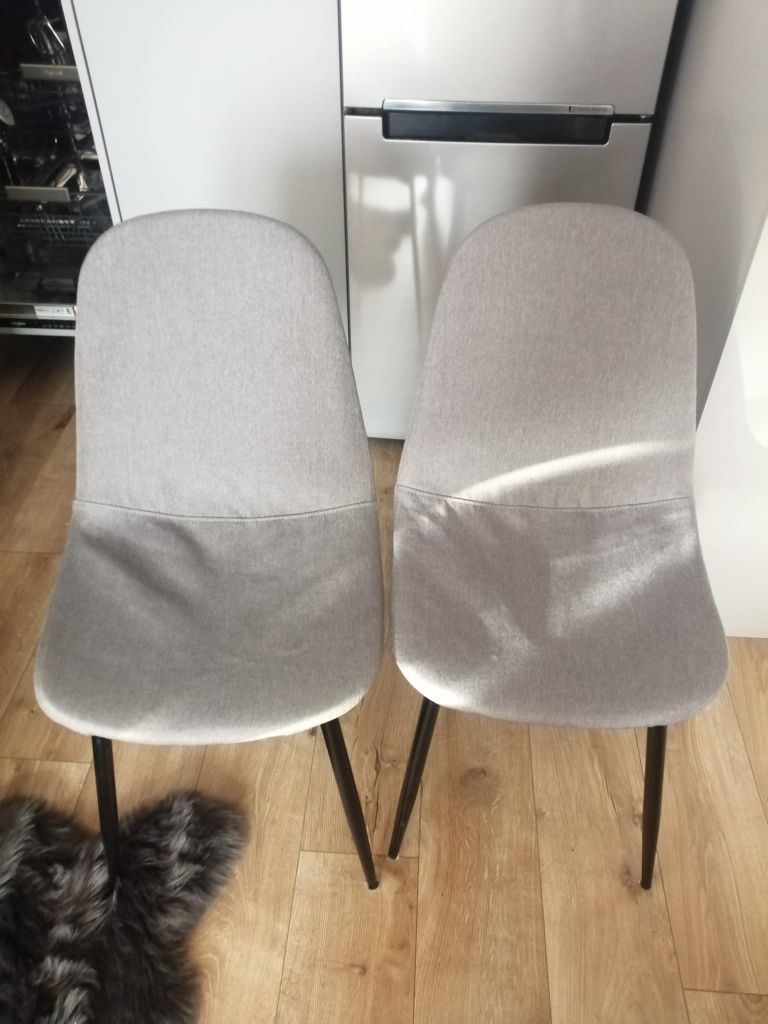 Szare krzesła materiałowe