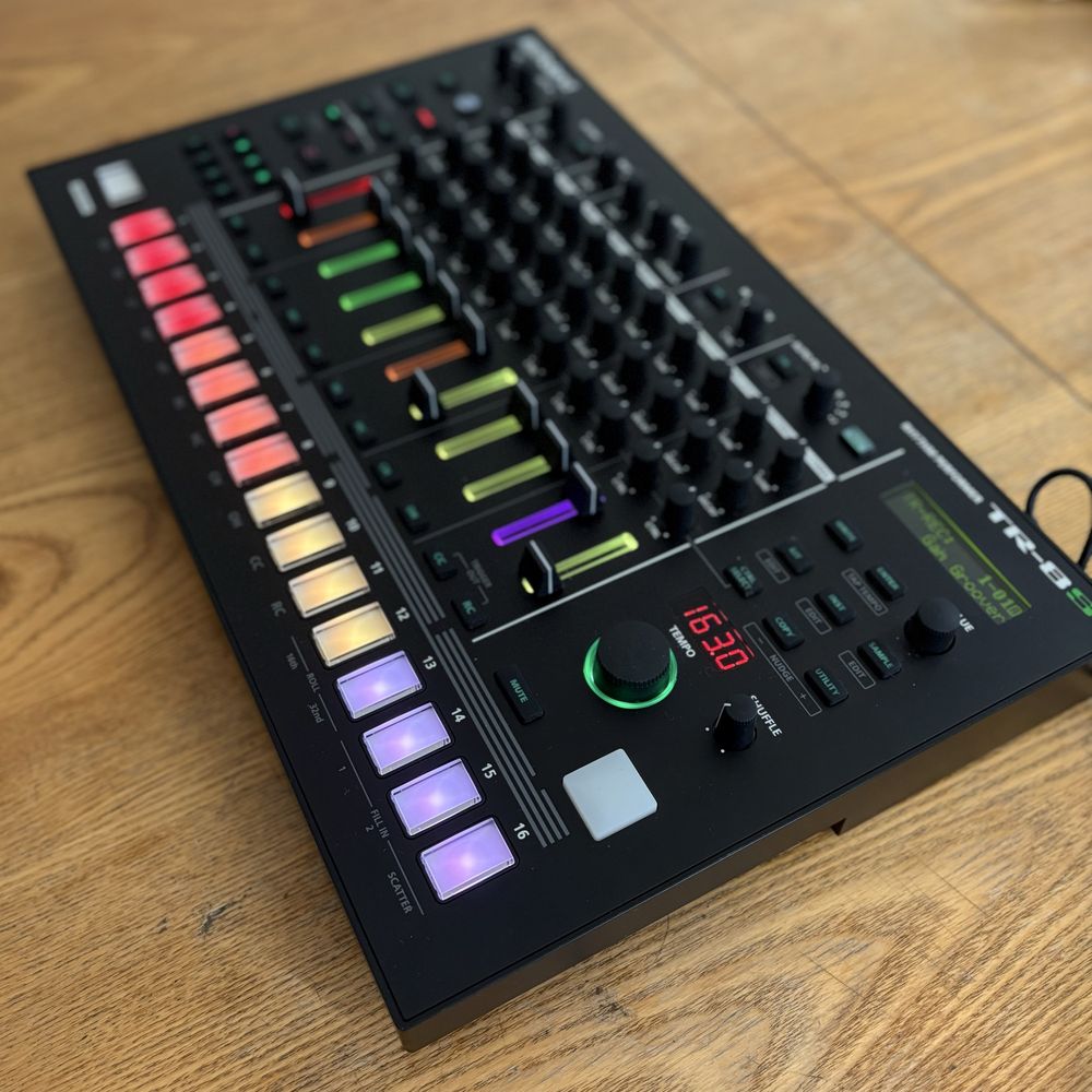 Roland TR-8S + decksaver