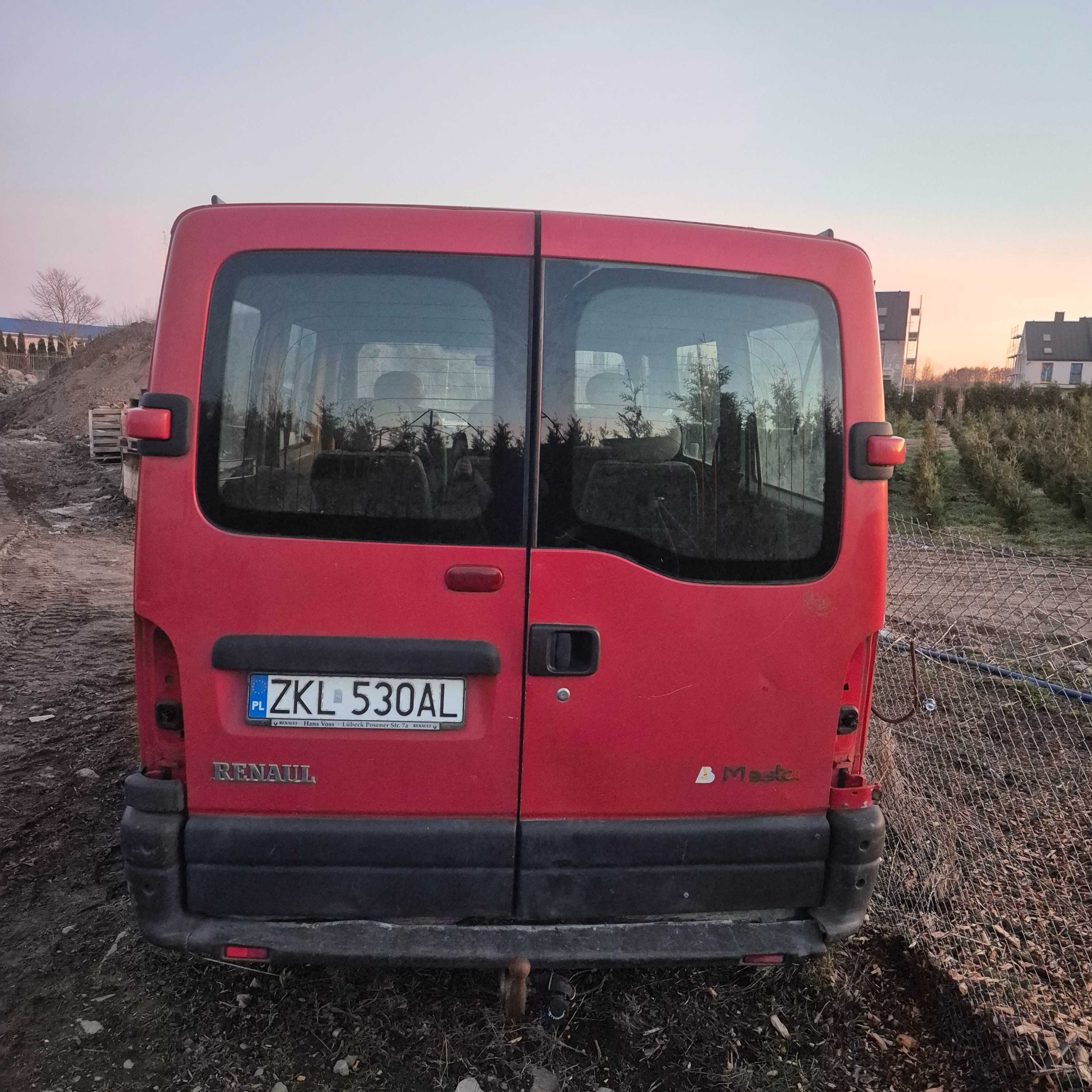 Sprzedam dwa samochody Renault Master 9 osobowe cena za dwa auta
