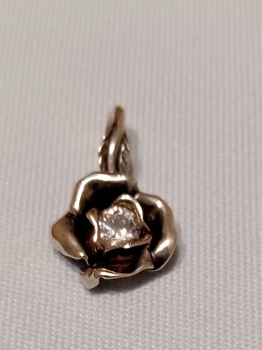 Wisiorek kwietek z cyrkonią srebrny.