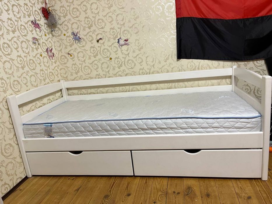 Зручне біле ліжко з матрацом та шухлядами