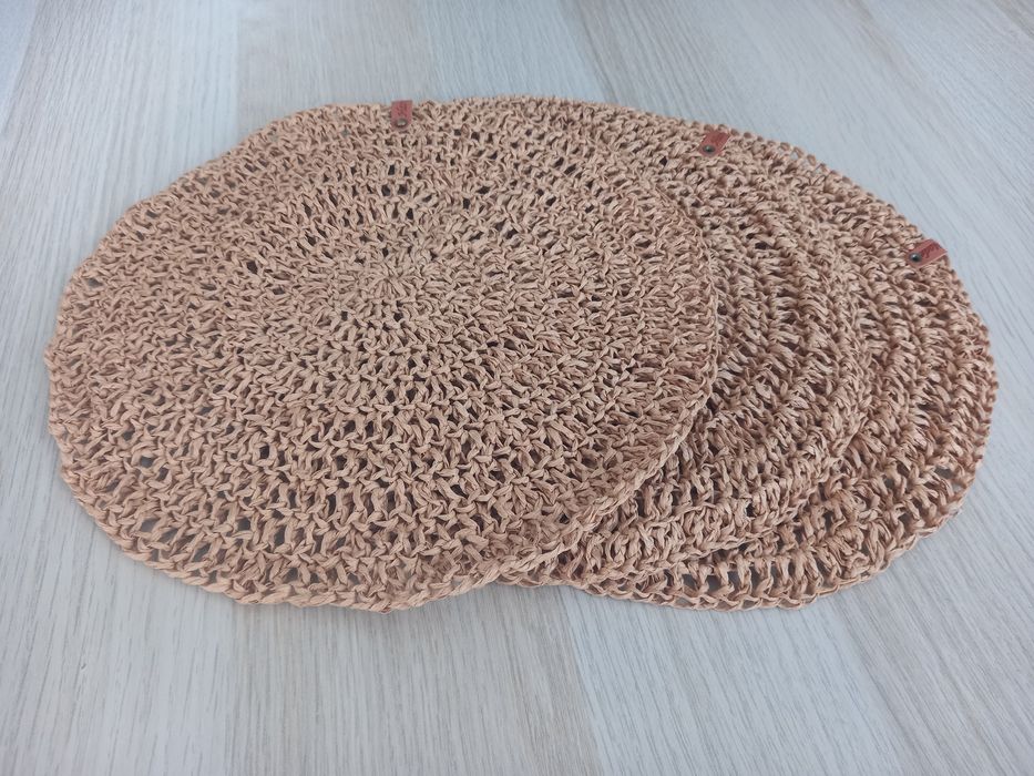 Podkładki pod talerze ręcznie robione.