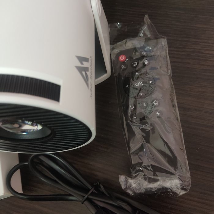 мініпроєктор Aubor Mentech
Це портативний смарт-проєктор з Wi-Fi та