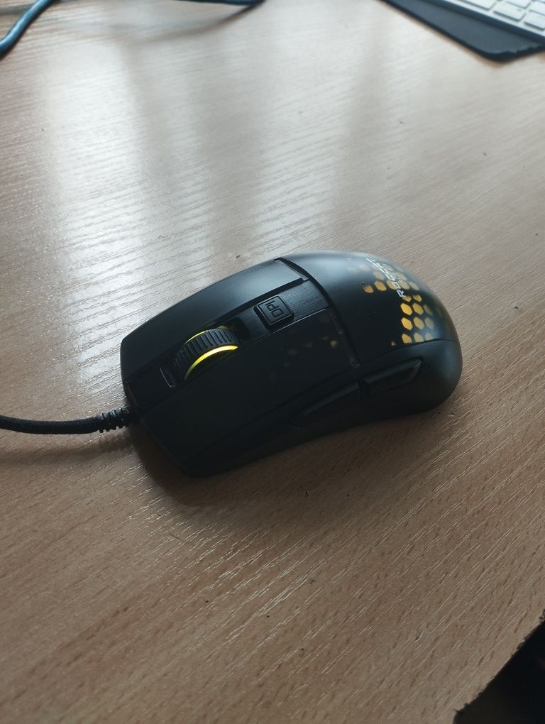 Komputer stacjonarny + pełne okablowanie + mysz + monitor