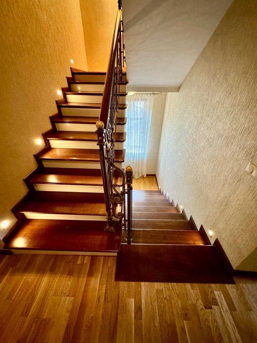 Продам просторий будинок по вул.Сельських (Алтайські озера)