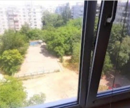 2-кімнатна на Вороніна,кінцева зупинка, вільна,терміново!Торг!