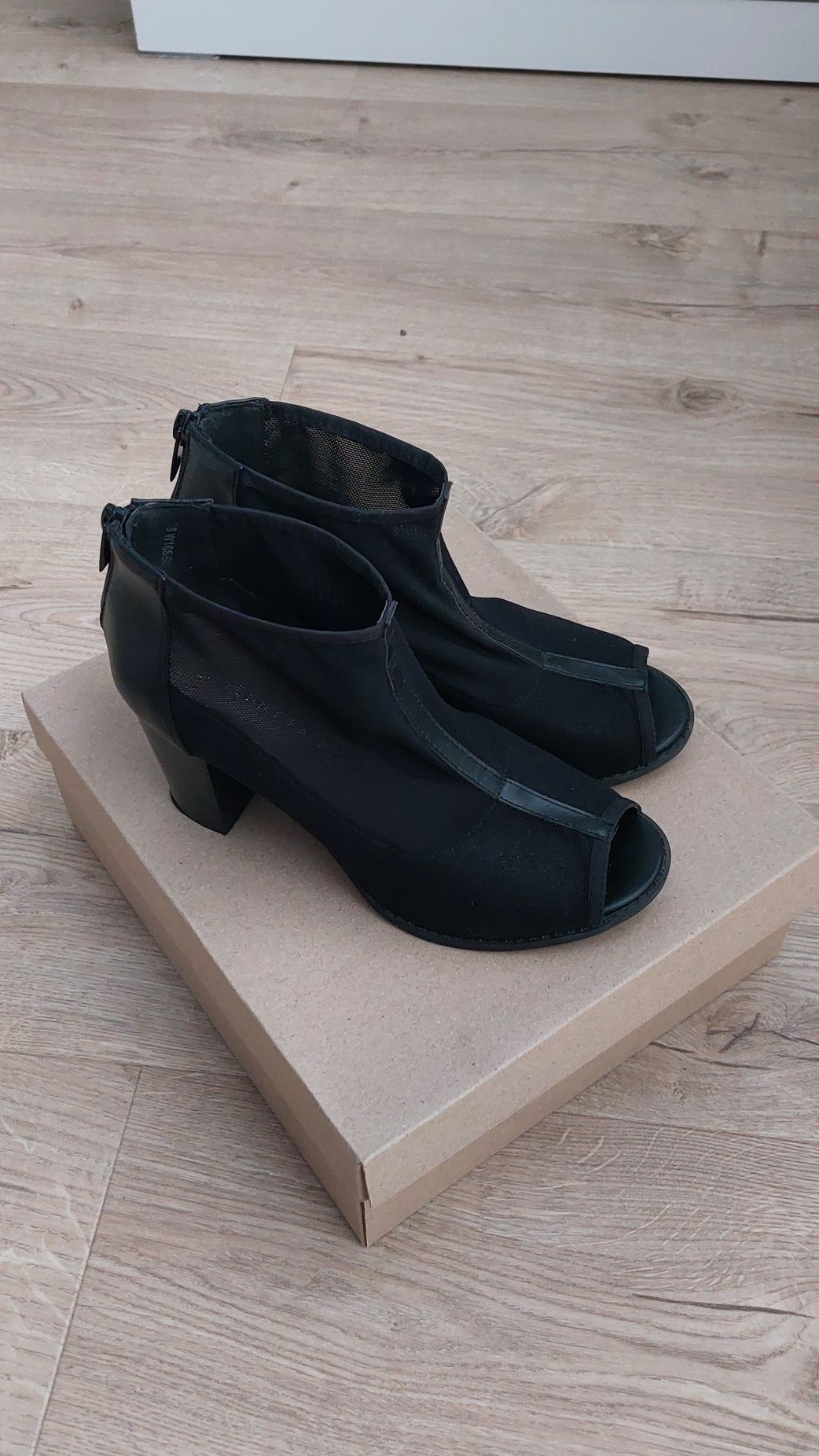 Buty na słupku rozm.38