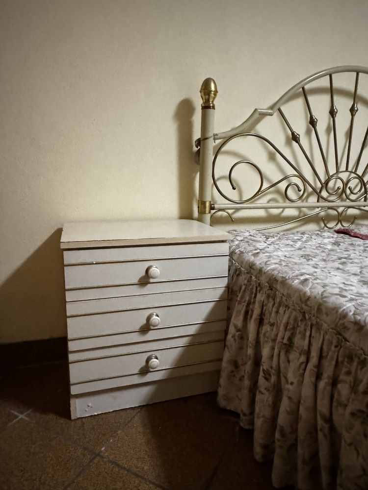 Cama antiga em ferro e mesinhas