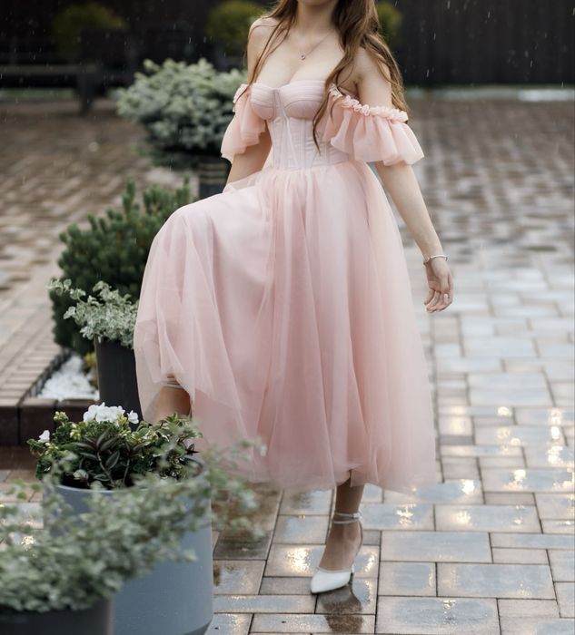 Ніжно-рожева вечірня сукня міді з корсетом випуск/весілля/фотосесія