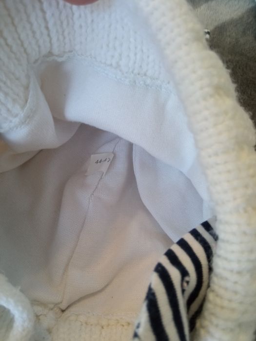 Biała wiązana czapka 74