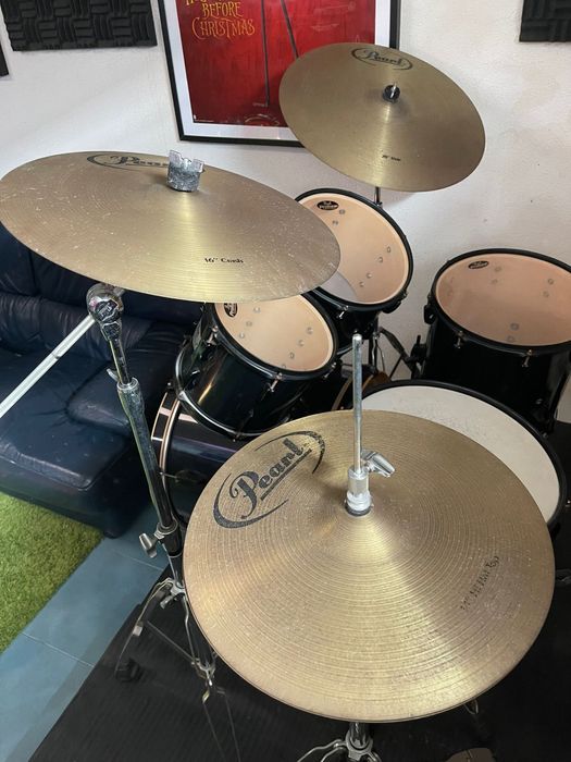 Pratos Pearl hihat 14, crash 16 e ride 20