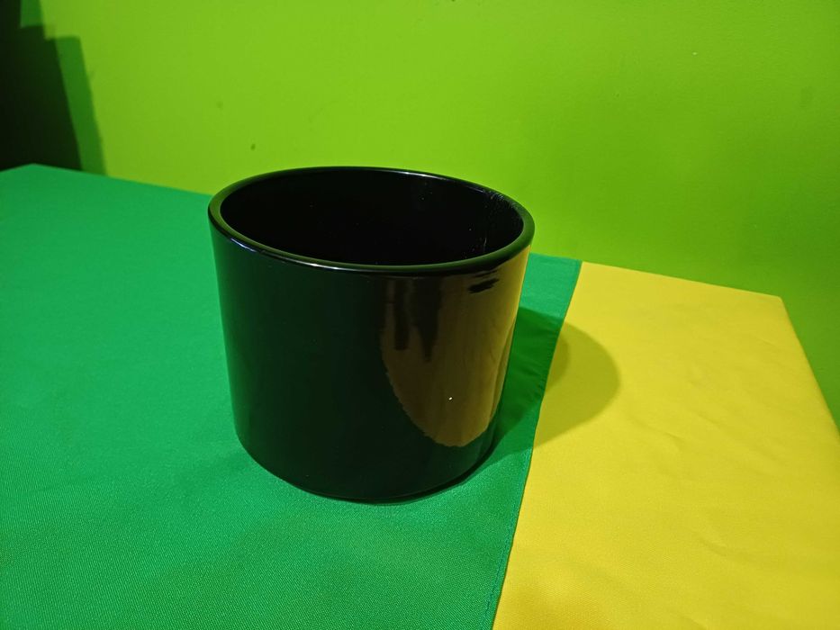 Czarna doniczka okrągła 15 cm, grube ścianki, stan bardzo dobry.