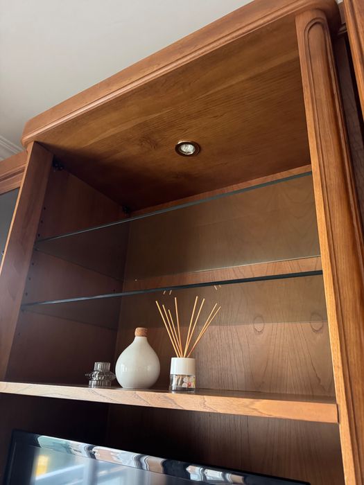 Móvel de sala grande em madeira escura com muita arrumação