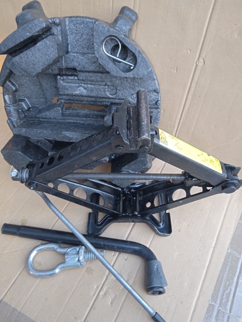 Ford Focus MK2 Wkład Koła Zapasowego Lewarek