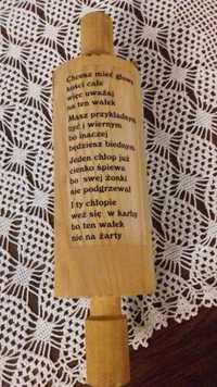 Wałek drewniany ze schowkiem na butelkę okolicznościowy prezent wesele