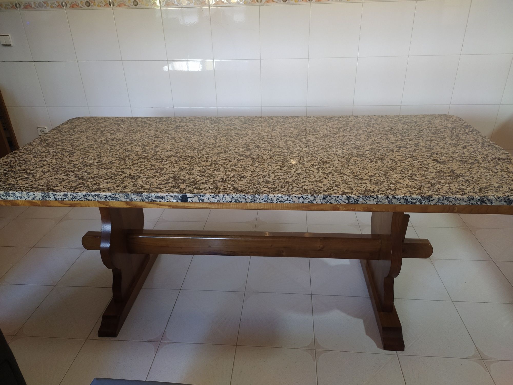 Mesa com tampo de granito