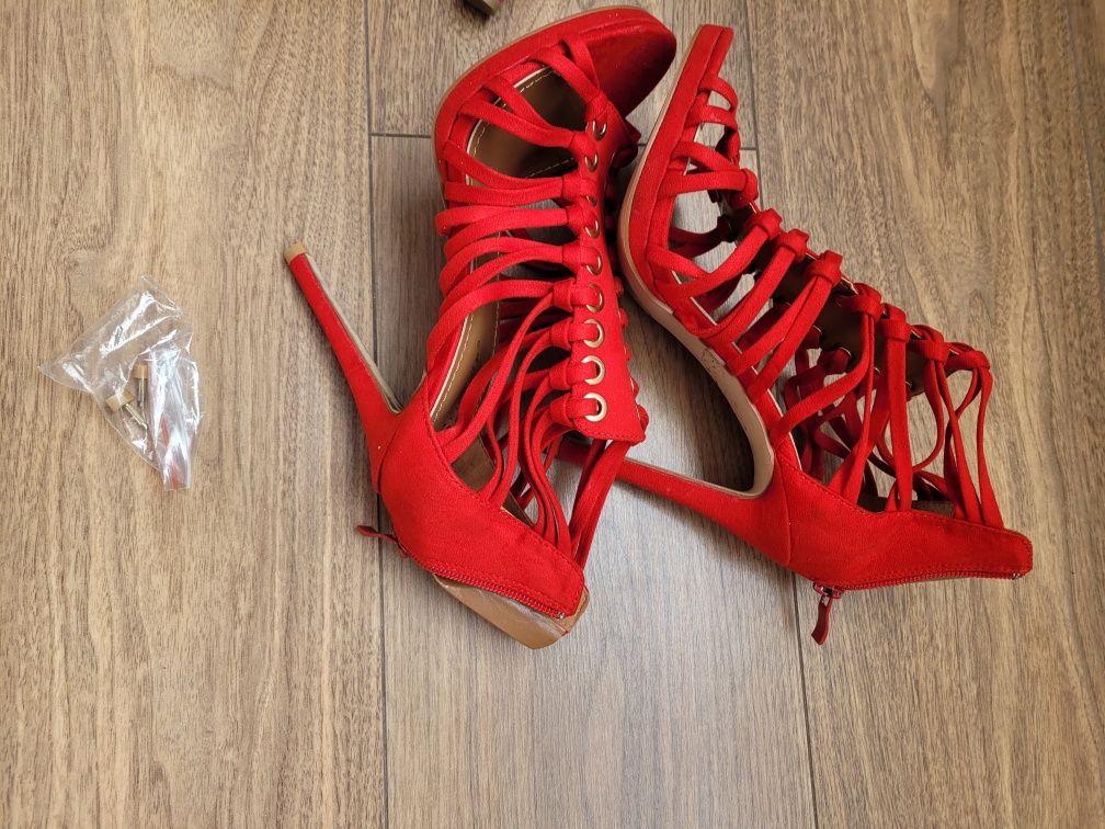 Buty damskie na obcasie