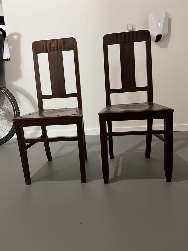 Cadeiras em madeira antiga