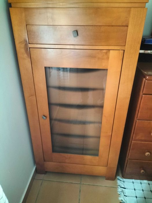 Mobília, de Nogueira, quase nova e muito robusta. Á peça /no seu todo!