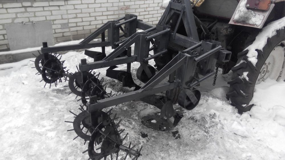 Окучник, культиватор,підгортач.