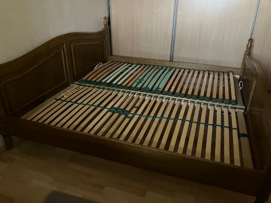 Łóżko dębowe 2 x 2 m, z lamelami z regulacją.