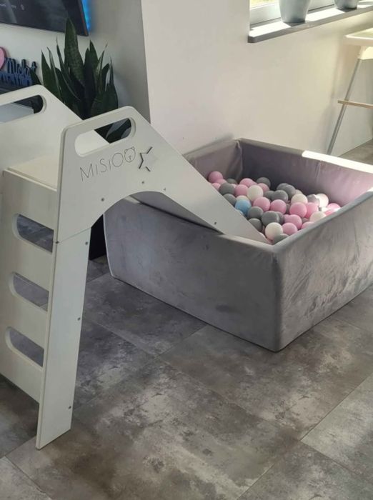 Basen z kulkami oraz zjeżdżalnią