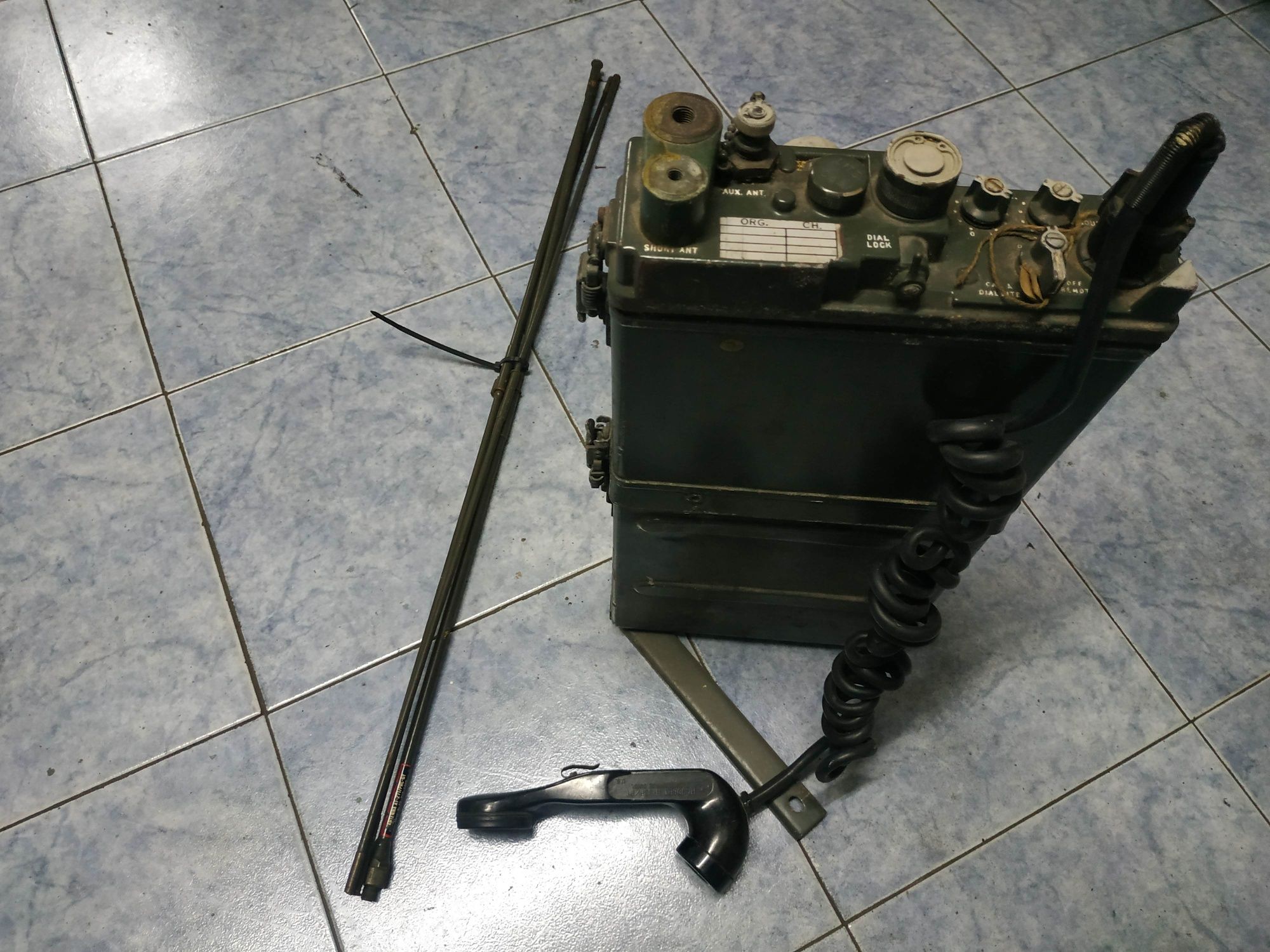 Rádio militar antigo