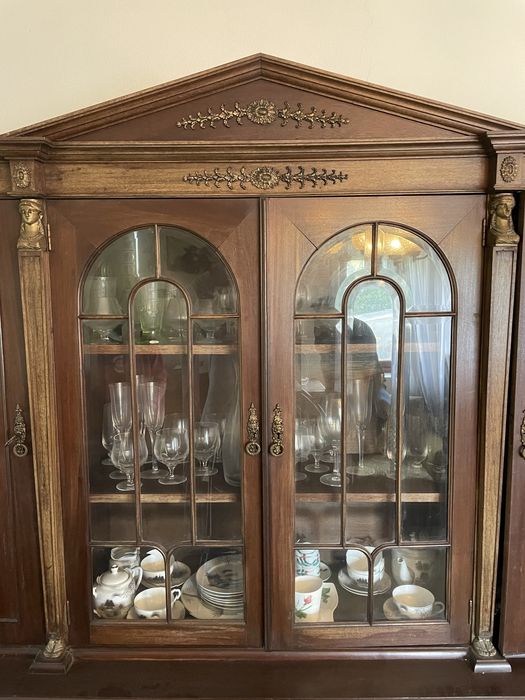 Móvel antigo de sala em madeira maciça com detalhes em bronze