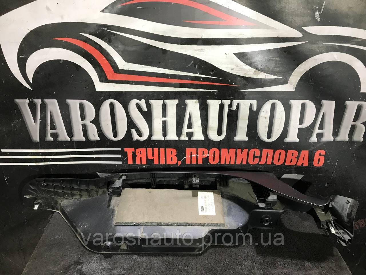 Правий кронштейн тримача стойки Ford Mondeo IV 7S71A46808AGW 5040