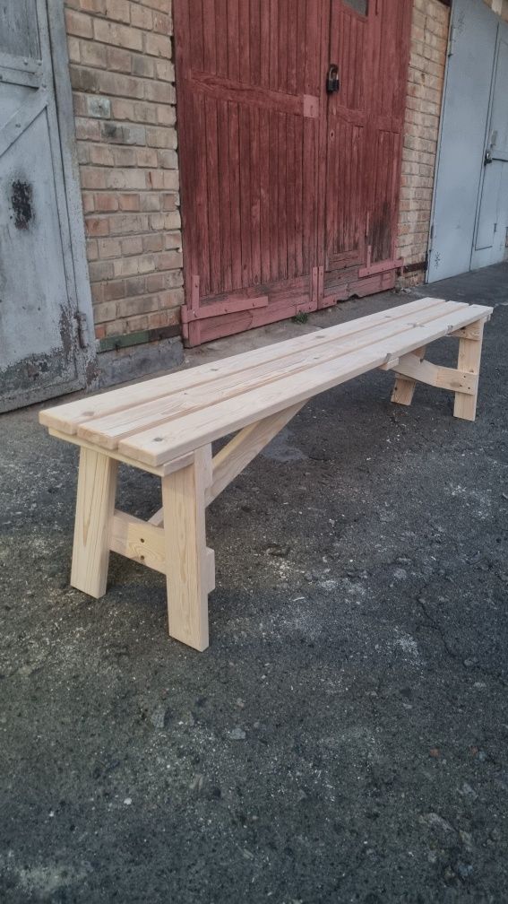 Лавка из дерева.