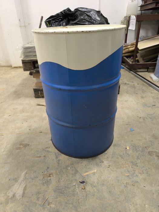 Vende-se barris de 50 litros .
