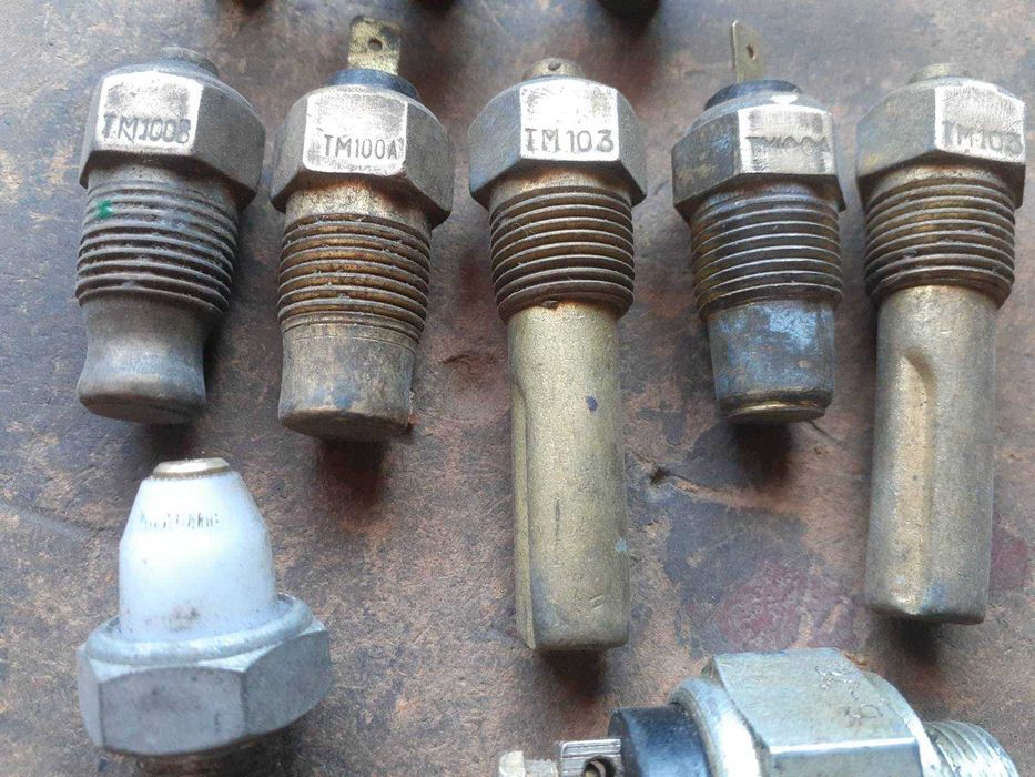 Манометри, прилади, датчики, реле, вимикачі авто та тракторні