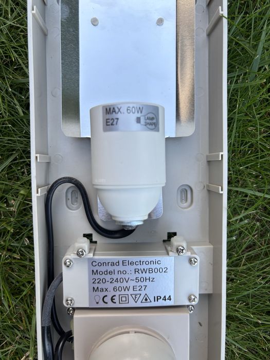 Lampa zewnętrzna z czujnikiem ruchu Conrad Electronic RWB002 – NOWA