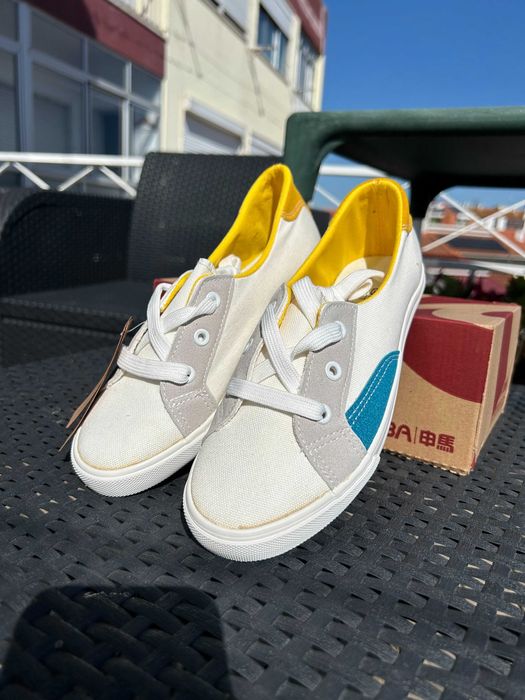 Tênis de Mulher com detalhes amarelos e azuis