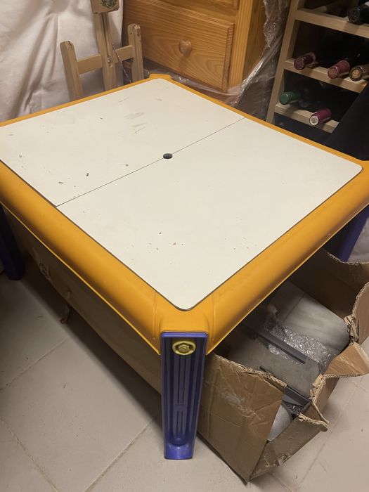 Mesa e 2 cadeiras de criança