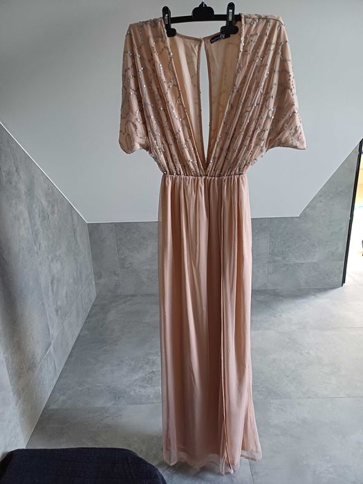 długa sukienka marki Boohoo