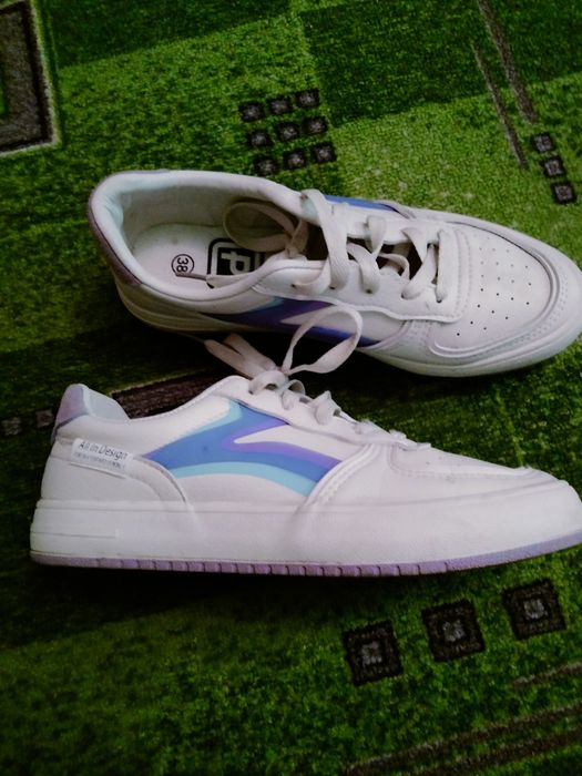 Продам жіночі кросівки