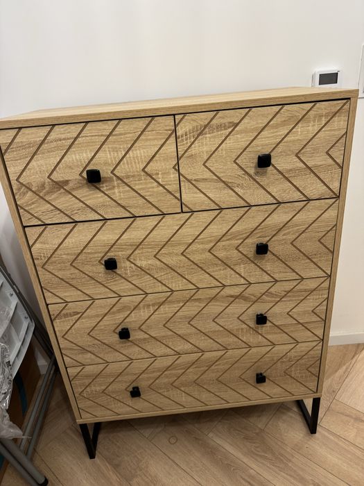 Komoda na czarnych metalowych nozkach