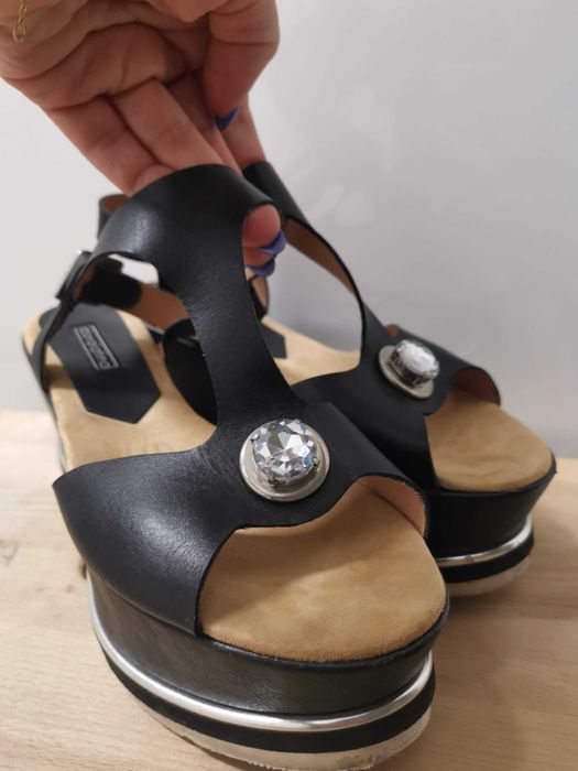 sandálias pretas compensadas com brilhante