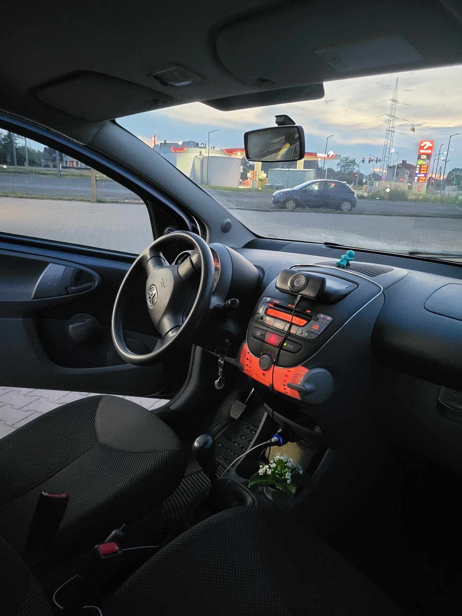 Toyota Aygo 1.0 2011 r. 87 tys. przebieg, 3-drzwiowe, klima