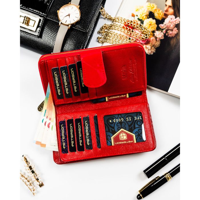 czerwony portfel w orientacji pionowej wykonany ze skóry naturalnej