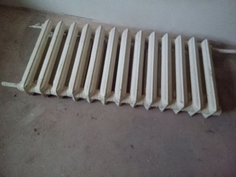 2 батареї чавунні по 5 і 13 секцій б/в