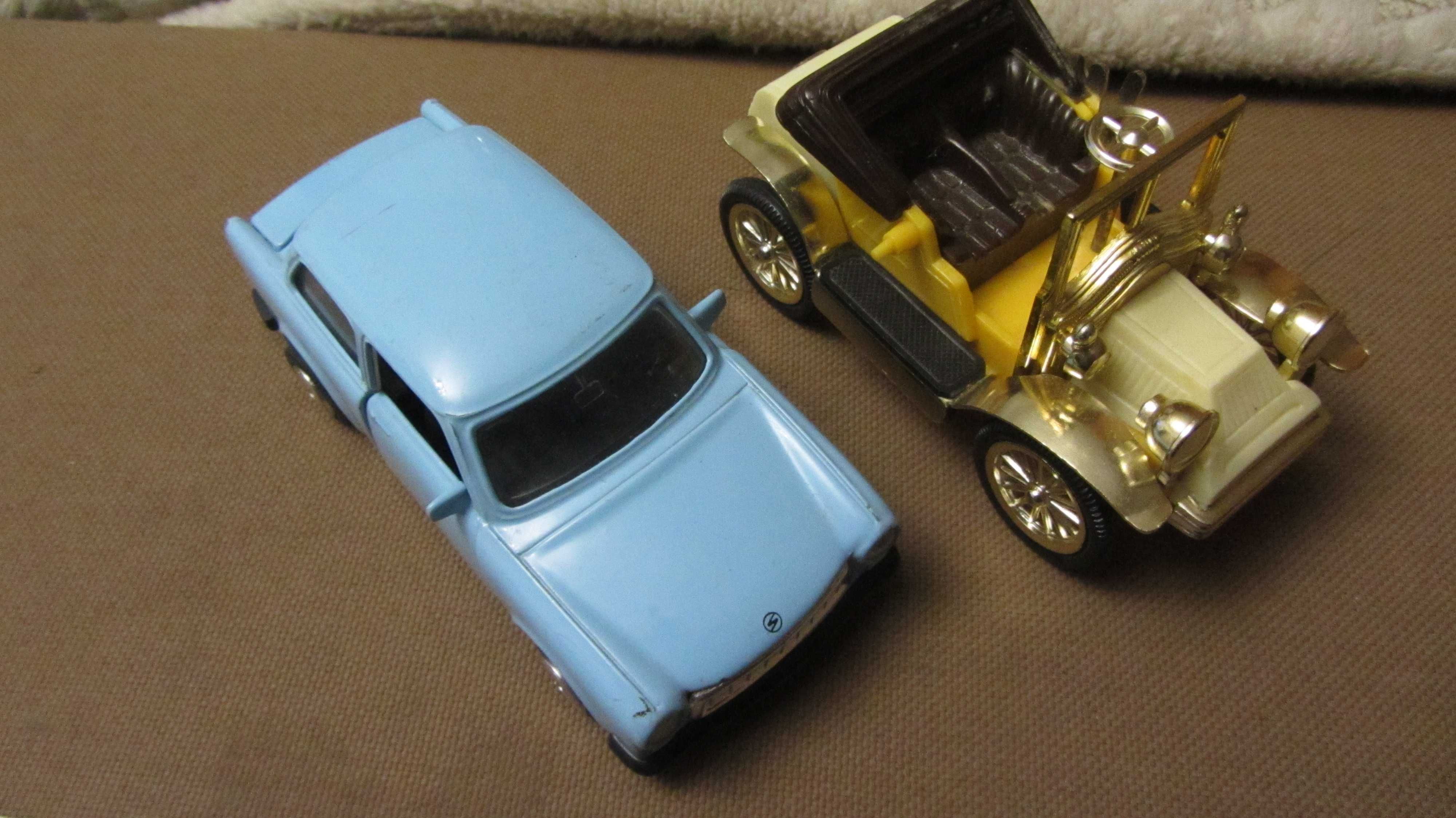 Одним лотом 2 автомоделі Trabant 601-S та ретро-авто ГДР.